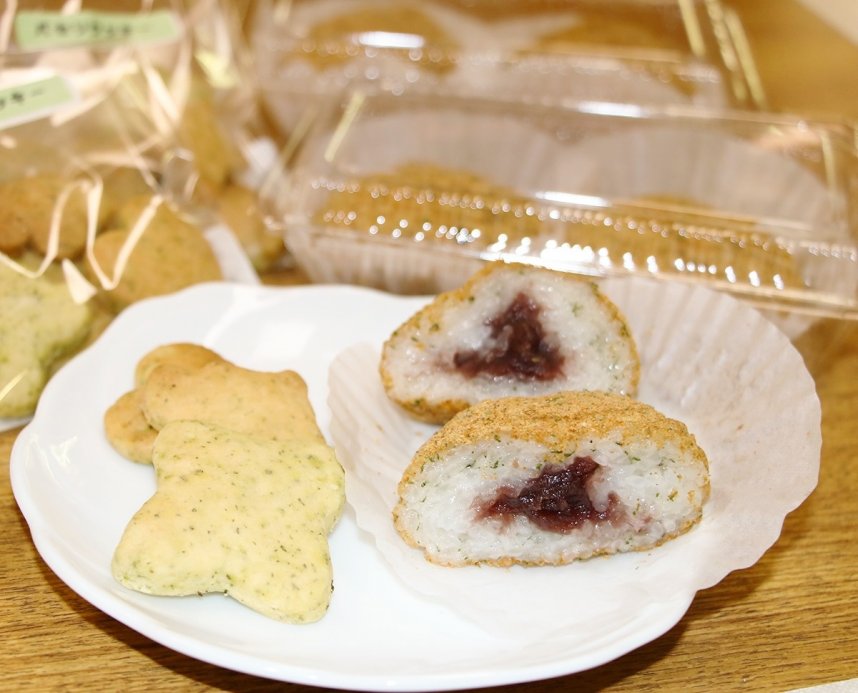 東かがわ市特産のパセリを使ったクッキーとおはぎ