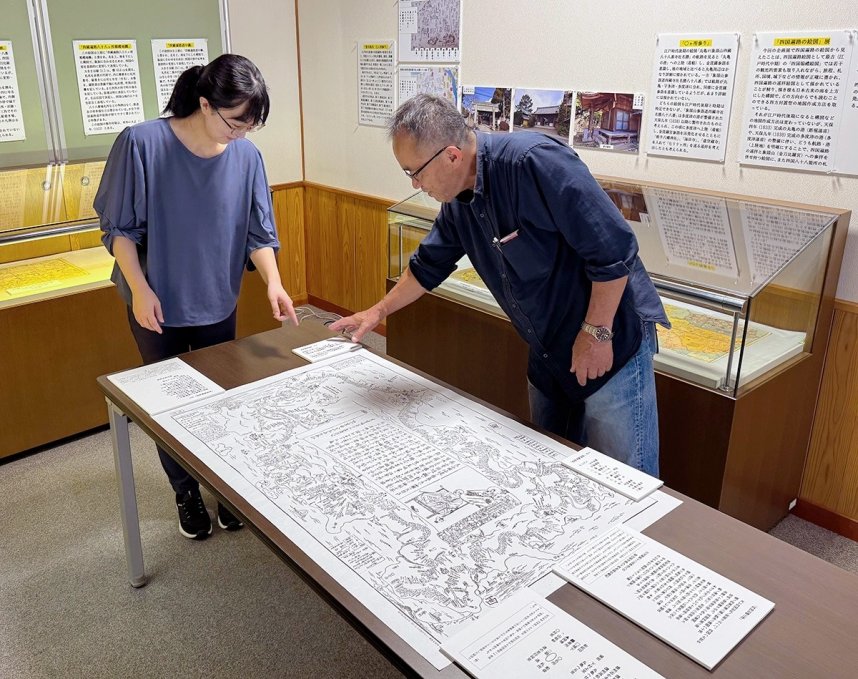４日から始まる企画展に向けて準備を進めるおへんろ交流サロンのスタッフ＝香川県さぬき市前山