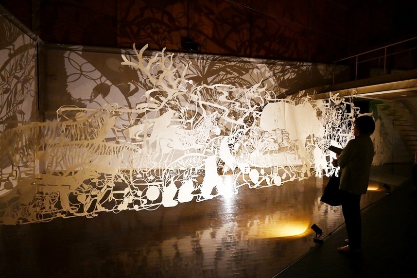 巨大な方舟に乗った絶滅危惧種を切り絵と照明の陰影で表現した「刻の方舟」＝香川県高松市塩江町、市塩江美術館
