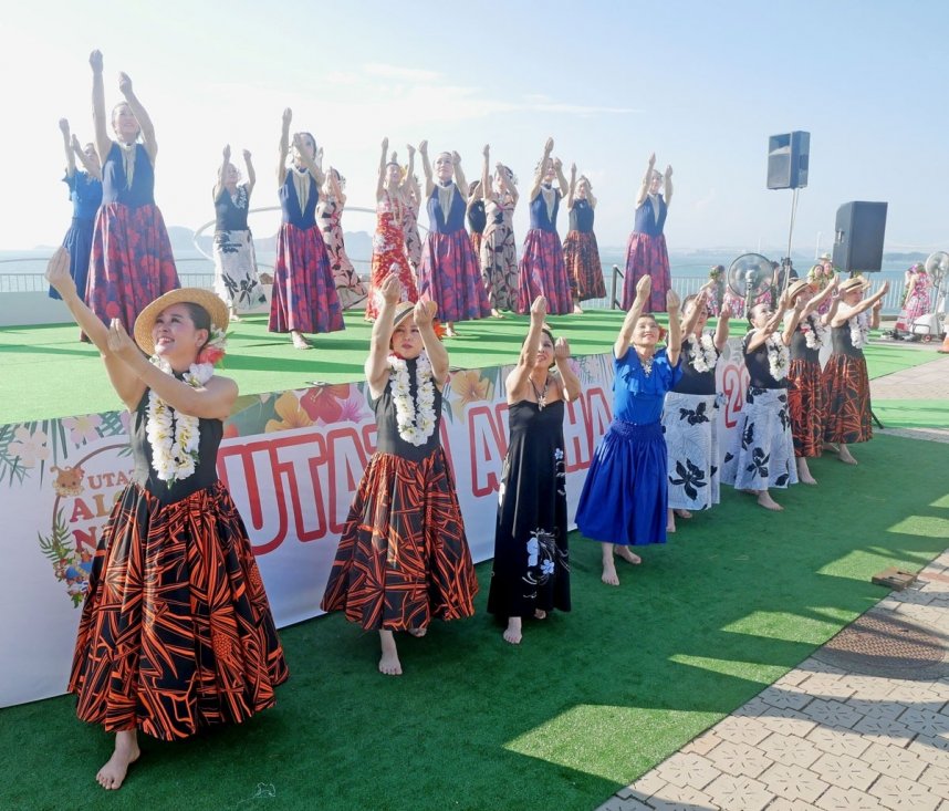 華麗なフラダンスを披露する出演団体＝香川県綾歌郡宇多津町浜一番丁、宇多津臨海公園