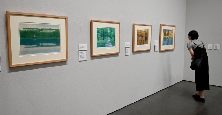 魁夷が四季の風景を細やかに描き出した作品が並ぶ＝坂出市沙弥島、東山魁夷せとうち美術館