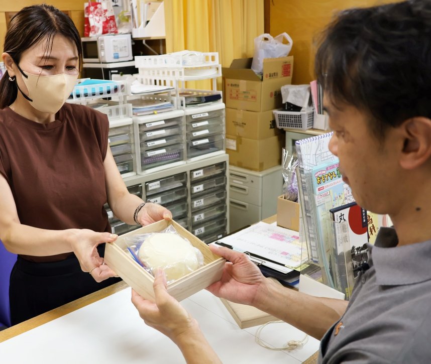 丸亀市観光案内所で生地を受け取る＝香川県丸亀市新町