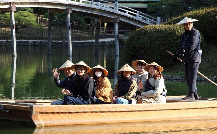 栗林公園の南湖を周遊する和船。３月に乗船者数が３０万人を突破した