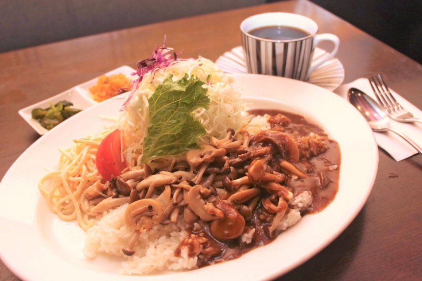 スパイスが利いたルーが食欲をそそる。ほっと一息つける食後のコーヒーもうれしい