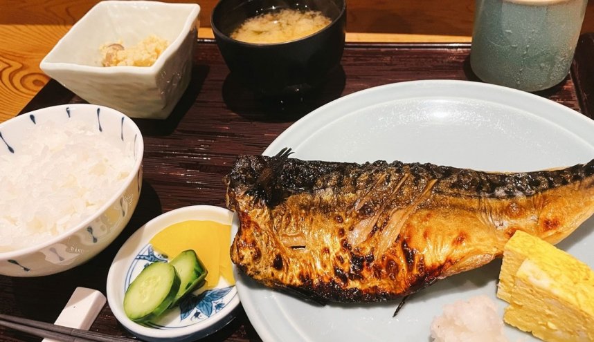 炭火で焼き上げたサバの塩焼き定食。主役のサバはボリューム満点